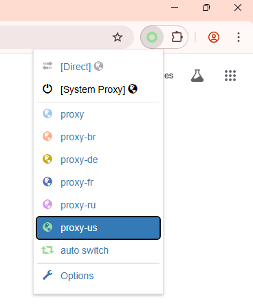 ZeroOmega 拡張機能のドロップダウン メニューには、プロキシ プロファイル (proxy-br、proxy-de、proxy-fr、proxy-ru、proxy-us) のリストが表示され、現在選択されているプロファイル (proxy-us) が強調表示されています。